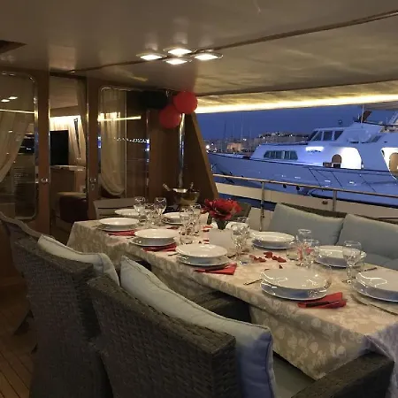 Johnny M Yacht