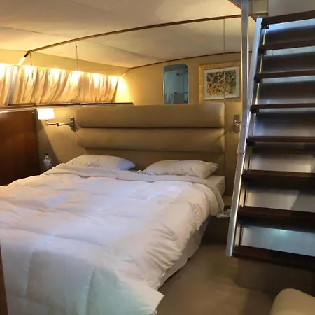 Johnny M Yacht