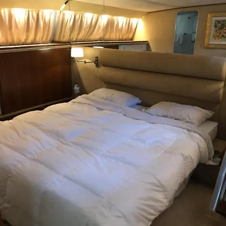 Botel Johnny M Yacht *