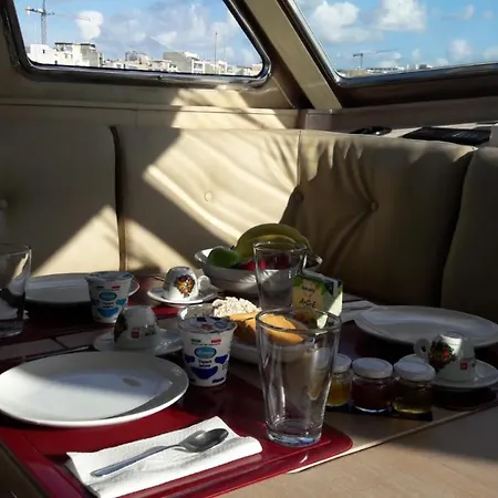 Botel Johnny M Yacht