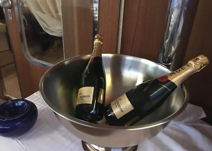 Johnny M Yacht 보트호텔 *