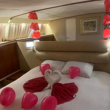 Bateau-hôtel Johnny M Yacht *