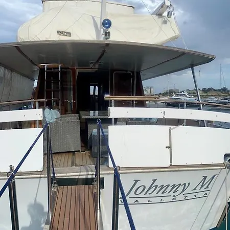 Johnny M Yacht 船屋 *