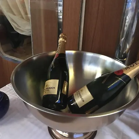 Johnny M Yacht Bateau-hôtel *