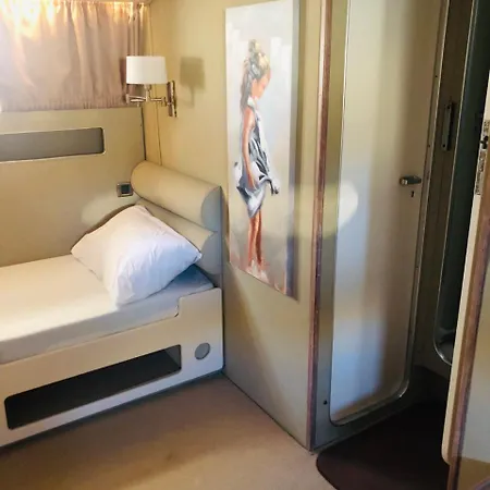 Johnny M Yacht Úszó hotel Ta Xbiex