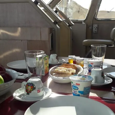 Johnny M Yacht Úszó hotel *