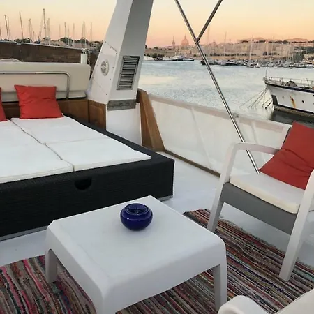 Johnny M Yacht Úszó hotel